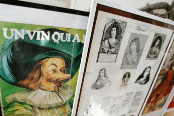 Une partie de la collection d'objets li&eacute;s &agrave; Cyrano de Jean-Louis Leclair (ici en 2008). Archives E. D.