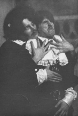 « Je tombe de la lune ! » : Cyrano (Nikolay Gabalov) raconte à de Guiche (Andrey Shamshin) d'où il vient ...