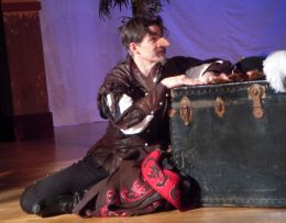 Aaron Elmore dans le rôle de Cyrano de Bergerac © www.clarissarizal.com