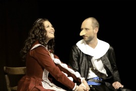 Michala Břízová en Roxane et Jan Duncan Hammer en Cyrano © www.divadlovceletne.cz